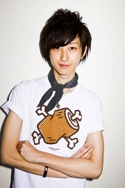 画像ギャラリー No.008のサムネイル画像 / 「MHP 3rd」,ユニクロの一部店舗で12月11〜19日にコラボクエストを先行配信。全30色柄のコラボTシャツを明日から販売