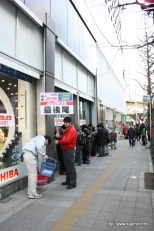 ꡼ No.004Υͥ / ˥ƥɡ3DSȯͻҤ򸫤˽ոعԤäƤɥХ ޥǥAkibaǤϱ2000ͤ󡣤Ʊȯȥǿ͵⤤Τϡ