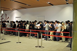 画像ギャラリー No.001のサムネイル画像 / 「東京ミッドタウン店をKONAMIの情報発信基地にしたい」コナミスタイルのアンテナショップが本日六本木にグランドオープン。「MGSPW」「ラブプラス」のショーケース展示や限定グッズの販売も