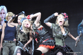 画像ギャラリー No.026のサムネイル画像 / 本日発売の「Gears of War 3」,FUJIWARA,椿鬼奴さん,あやまんJAPANが発売を祝福しに駆けつけた,発売記念イベントの模様をレポート