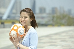 画像ギャラリー No.005のサムネイル画像 / 「フットボールオールスターズ」,ボールの目線が味わえる“リフティング女子ムービー”を公開