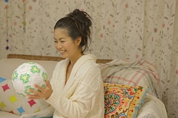 画像ギャラリー No.006のサムネイル画像 / 「フットボールオールスターズ」,ボールの目線が味わえる“リフティング女子ムービー”を公開