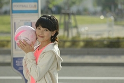 画像ギャラリー No.007のサムネイル画像 / 「フットボールオールスターズ」,ボールの目線が味わえる“リフティング女子ムービー”を公開