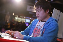 画像集#005のサムネイル/「スパIV AE」最強の座が決定した公式大会「最強頂上決戦」レポート。Ver.2012の総決算となる優勝カップは,プロゲーマー・ときど選手の手に