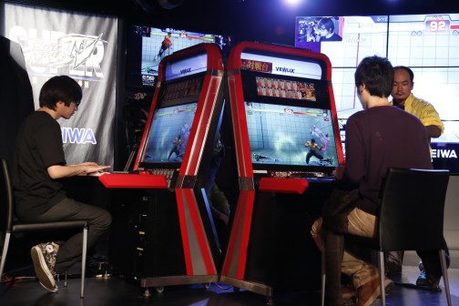 画像集#006のサムネイル/「スパIV AE」最強の座が決定した公式大会「最強頂上決戦」レポート。Ver.2012の総決算となる優勝カップは,プロゲーマー・ときど選手の手に