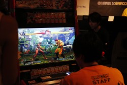 画像集#008のサムネイル/「スパIV AE」最強の座が決定した公式大会「最強頂上決戦」レポート。Ver.2012の総決算となる優勝カップは,プロゲーマー・ときど選手の手に