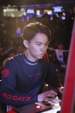 画像集#009のサムネイル/「スパIV AE」最強の座が決定した公式大会「最強頂上決戦」レポート。Ver.2012の総決算となる優勝カップは,プロゲーマー・ときど選手の手に