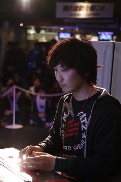 画像集#010のサムネイル/「スパIV AE」最強の座が決定した公式大会「最強頂上決戦」レポート。Ver.2012の総決算となる優勝カップは,プロゲーマー・ときど選手の手に