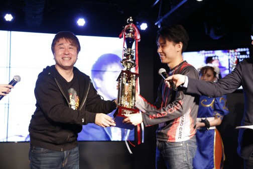 画像集#011のサムネイル/「スパIV AE」最強の座が決定した公式大会「最強頂上決戦」レポート。Ver.2012の総決算となる優勝カップは,プロゲーマー・ときど選手の手に