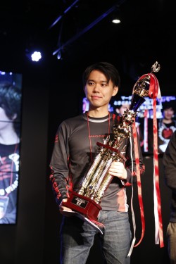 画像集#012のサムネイル/「スパIV AE」最強の座が決定した公式大会「最強頂上決戦」レポート。Ver.2012の総決算となる優勝カップは,プロゲーマー・ときど選手の手に