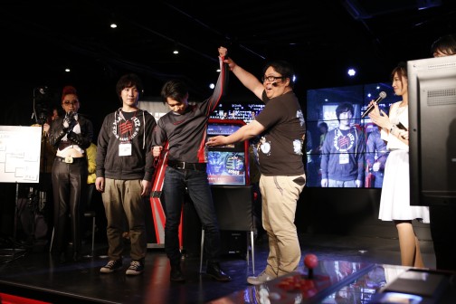 画像集#013のサムネイル/「スパIV AE」最強の座が決定した公式大会「最強頂上決戦」レポート。Ver.2012の総決算となる優勝カップは,プロゲーマー・ときど選手の手に