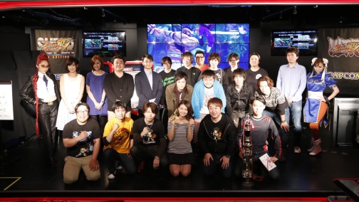 画像集#017のサムネイル/「スパIV AE」最強の座が決定した公式大会「最強頂上決戦」レポート。Ver.2012の総決算となる優勝カップは,プロゲーマー・ときど選手の手に