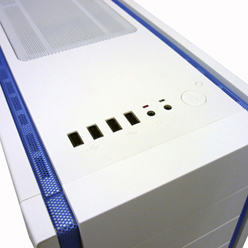 画像ギャラリー No.003のサムネイル画像 / 白いラバー加工を外装に用いたBitFenix製PCケース「SHINOBI White」発売