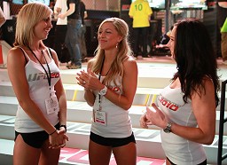画像集#062のサムネイル/［E3 2010］金髪美女始めました。4Gamer史上初の欧米系ゲームショウ写真集出来！ E3 2010コンパニオン写真集