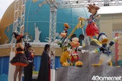 画像ギャラリー No.012のサムネイル画像 / 「キングダムハーツ Re:コーデッド」発売を記念してソラ達の巨大オブジェがイクスピアリに登場。除幕式にスクエニ橋本氏,小倉優子さん,アメリカザリガニが出演