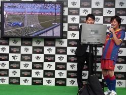 画像ギャラリー No.006のサムネイル画像 / 宮迫博之さんが日本代表の一員として大活躍!? 「ウイニングイレブン 2011」発売記念イベントレポート