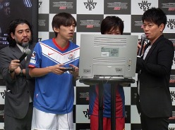画像ギャラリー No.010のサムネイル画像 / 宮迫博之さんが日本代表の一員として大活躍!? 「ウイニングイレブン 2011」発売記念イベントレポート