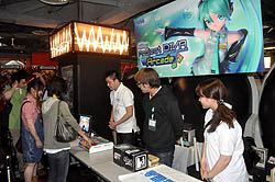 画像ギャラリー No.016のサムネイル画像 / 「今年のテーマはユーザーの意見を反映させていくこと」。豪華賞品が当たる抽選会も行われた「初音ミク Project DIVA Arcade」1周年記念イベントの模様をお届け