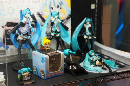 画像ギャラリー No.004のサムネイル画像 / 電子の歌姫,アーケード進出から3周年。ミクさんファンが集結した「初音ミク Project DIVA Arcade」の記念イベントをレポート