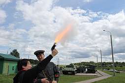 画像ギャラリー No.048のサムネイル画像 / 戦車やトーチカの内部なども見られるベラルーシの軍事博物館「スターリン・ライン ミュージアム」に行ってきた。戦車にしがみつく本気のタンクデサントを体験