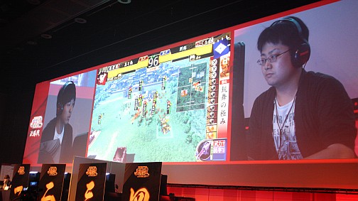 画像ギャラリー No.011のサムネイル画像 / 「戦国大戦」第2回公式大会「天覇への道」レポート。声優陣を交えた新Ver.のお披露目に会場は大興奮