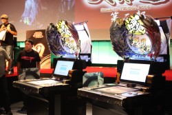 画像ギャラリー No.022のサムネイル画像 / 「戦国大戦」第2回公式大会「天覇への道」レポート。声優陣を交えた新Ver.のお披露目に会場は大興奮