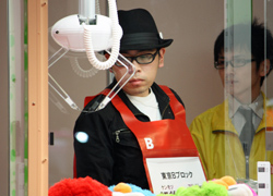 画像ギャラリー No.008のサムネイル画像 / 「第1回みんなのクレーンゲーム選手権」レポート。すぐに役立つ(?)選手達の華麗なテクニックをチェック