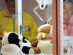 画像ギャラリー No.013のサムネイル画像 / 「第1回みんなのクレーンゲーム選手権」レポート。すぐに役立つ(?)選手達の華麗なテクニックをチェック