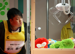 画像ギャラリー No.019のサムネイル画像 / 「第1回みんなのクレーンゲーム選手権」レポート。すぐに役立つ(?)選手達の華麗なテクニックをチェック