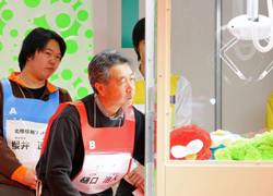 画像ギャラリー No.032のサムネイル画像 / 「第1回みんなのクレーンゲーム選手権」レポート。すぐに役立つ(?)選手達の華麗なテクニックをチェック