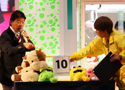 画像ギャラリー No.033のサムネイル画像 / 「第1回みんなのクレーンゲーム選手権」レポート。すぐに役立つ(?)選手達の華麗なテクニックをチェック