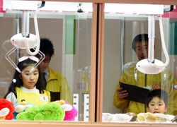 画像ギャラリー No.034のサムネイル画像 / 「第1回みんなのクレーンゲーム選手権」レポート。すぐに役立つ(?)選手達の華麗なテクニックをチェック