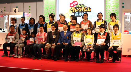 画像ギャラリー No.037のサムネイル画像 / 「第1回みんなのクレーンゲーム選手権」レポート。すぐに役立つ(?)選手達の華麗なテクニックをチェック