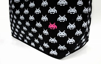 画像ギャラリー No.003のサムネイル画像 / “インベーダー”がモチーフの景品持ち帰り用エコバッグが発売