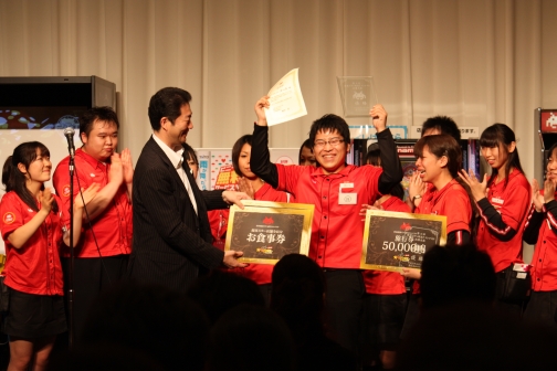 画像ギャラリー No.006のサムネイル画像 / タイトーステーションで傘を貸してくれるって知ってました? 接客No.1店舗を競うタイトー社内コンテスト「第4回 接客★スタァ誕生!!」に潜入してみた