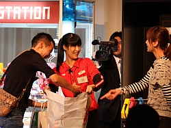 画像ギャラリー No.013のサムネイル画像 / タイトーステーションで傘を貸してくれるって知ってました? 接客No.1店舗を競うタイトー社内コンテスト「第4回 接客★スタァ誕生!!」に潜入してみた