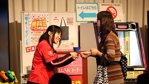 画像ギャラリー No.017のサムネイル画像 / タイトーステーションで傘を貸してくれるって知ってました? 接客No.1店舗を競うタイトー社内コンテスト「第4回 接客★スタァ誕生!!」に潜入してみた