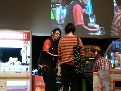 画像ギャラリー No.003のサムネイル画像 / タイトー社内イベント「第5回接客スタァ誕生!! 記念大会」をレポート。さまざまな状況を巧みに切り抜け,見事“接客スタァ”の座を勝ち取ったクルーは?