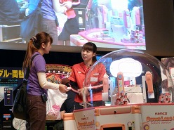 画像ギャラリー No.004のサムネイル画像 / タイトー社内イベント「第5回接客スタァ誕生!! 記念大会」をレポート。さまざまな状況を巧みに切り抜け,見事“接客スタァ”の座を勝ち取ったクルーは?