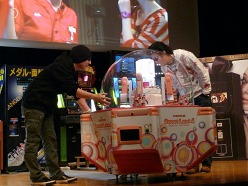 画像ギャラリー No.005のサムネイル画像 / タイトー社内イベント「第5回接客スタァ誕生!! 記念大会」をレポート。さまざまな状況を巧みに切り抜け,見事“接客スタァ”の座を勝ち取ったクルーは?