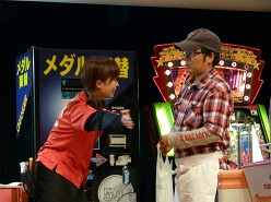 画像ギャラリー No.007のサムネイル画像 / タイトー社内イベント「第5回接客スタァ誕生!! 記念大会」をレポート。さまざまな状況を巧みに切り抜け,見事“接客スタァ”の座を勝ち取ったクルーは?