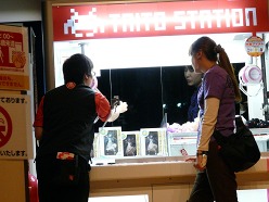 画像ギャラリー No.009のサムネイル画像 / タイトー社内イベント「第5回接客スタァ誕生!! 記念大会」をレポート。さまざまな状況を巧みに切り抜け,見事“接客スタァ”の座を勝ち取ったクルーは?