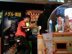 画像ギャラリー No.010のサムネイル画像 / タイトー社内イベント「第5回接客スタァ誕生!! 記念大会」をレポート。さまざまな状況を巧みに切り抜け,見事“接客スタァ”の座を勝ち取ったクルーは?