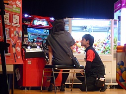 画像ギャラリー No.015のサムネイル画像 / 「カードゲームでレアが出ない」と言われたら,あなたはどう対応する? タイトーがゲームセンターを楽しくする接客コンテストを開催