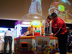 画像ギャラリー No.016のサムネイル画像 / 「カードゲームでレアが出ない」と言われたら,あなたはどう対応する? タイトーがゲームセンターを楽しくする接客コンテストを開催
