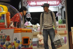 画像集#002のサムネイル/業務中に携帯電話で話しだす新人に,先輩はどう対応する? タイトーステーションのNo.1クルーを決める「第8回接客スタァ誕生!」レポート