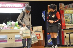 画像集#003のサムネイル/業務中に携帯電話で話しだす新人に,先輩はどう対応する? タイトーステーションのNo.1クルーを決める「第8回接客スタァ誕生!」レポート