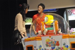 画像集#004のサムネイル/業務中に携帯電話で話しだす新人に,先輩はどう対応する? タイトーステーションのNo.1クルーを決める「第8回接客スタァ誕生!」レポート