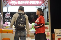 画像集#005のサムネイル/業務中に携帯電話で話しだす新人に,先輩はどう対応する? タイトーステーションのNo.1クルーを決める「第8回接客スタァ誕生!」レポート