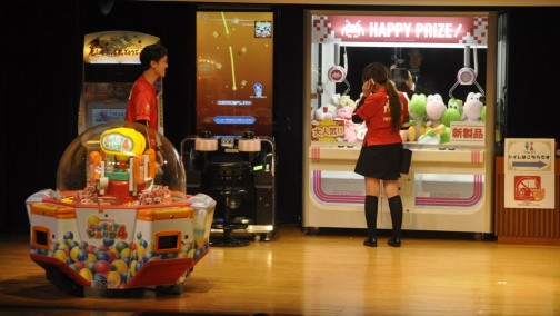 画像集#006のサムネイル/業務中に携帯電話で話しだす新人に,先輩はどう対応する? タイトーステーションのNo.1クルーを決める「第8回接客スタァ誕生!」レポート